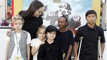 Angelina Jolie khoe chồng và đàn con trên thảm đỏ